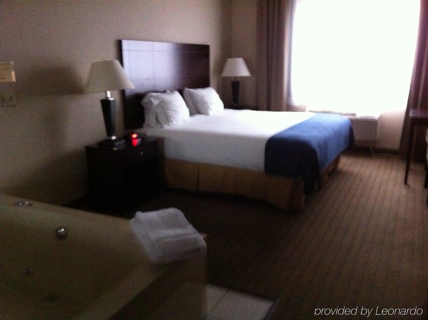 Hotel Express Ste Marie By Ihg